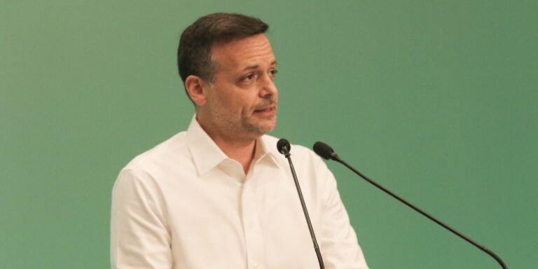 Εκλογές στο ΠΑΣΟΚ: Κώδικα δεοντολογίας και δύο ντιμπέιτ ζήτησε ο Δούκας