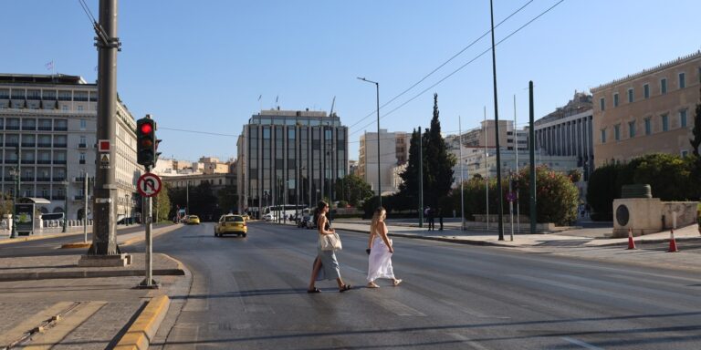 Έρημη πόλη η Αθήνα τον Δεκαπενταύγουστο – Άδειοι οι δρόμοι, κλειστά τα μαγαζιά