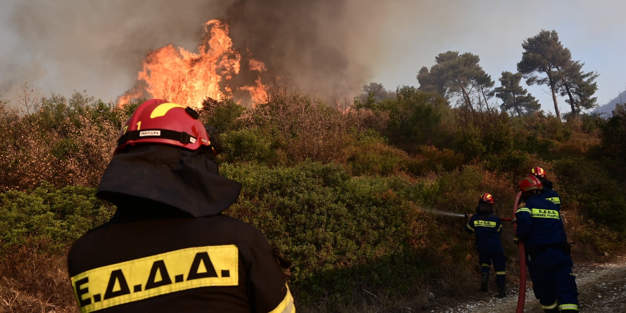 Πυροσβέστες στη φωτιά στην Αττική