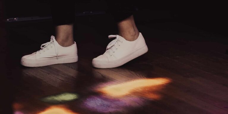 Πώς θα καθαρίσεις τα λευκά σου sneakers ανεξάρτητα από το υλικό, σε χρόνο μηδέν!
