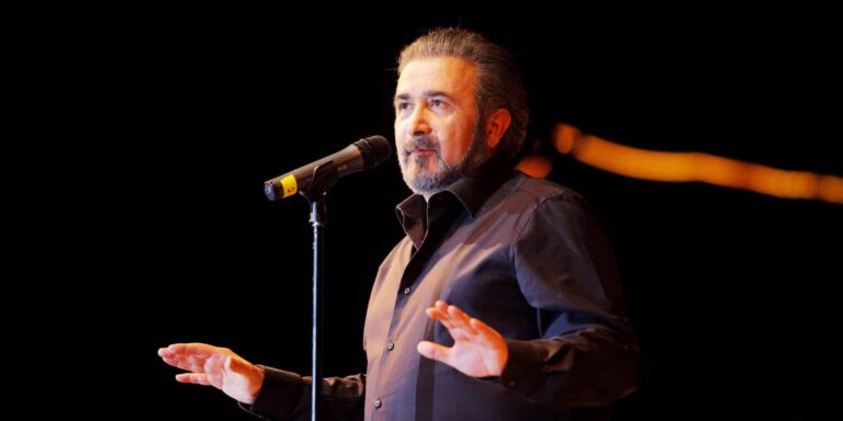 Ο Λάκης Λαζόπουλος επιστρέφει στο MEGA με το Αλ Τσαντίρι Νιουζ