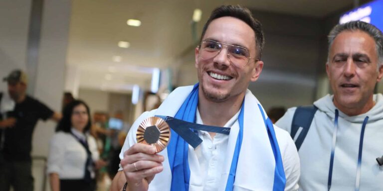 Ολυμπιακοί Αγώνες 2024: Επέστρεψε στην Ελλάδα ο Πετρούνιας – Στην Αθήνα και η Εθνική μπάσκετ (βίντεο)