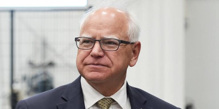 Εκλογές ΗΠΑ: Η Κάμαλα Χάρις επέλεξε τον Τιμ Γουόλς ως υποψήφιο αντιπρόεδρο