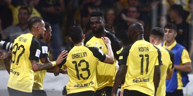 Super League: Η ΑΕΚ κέρδισε τον Παναθηναϊκό (2-0) στην κατάμεστη Νέα Φιλαδέλφεια και ανέβηκε στην κορυφή!