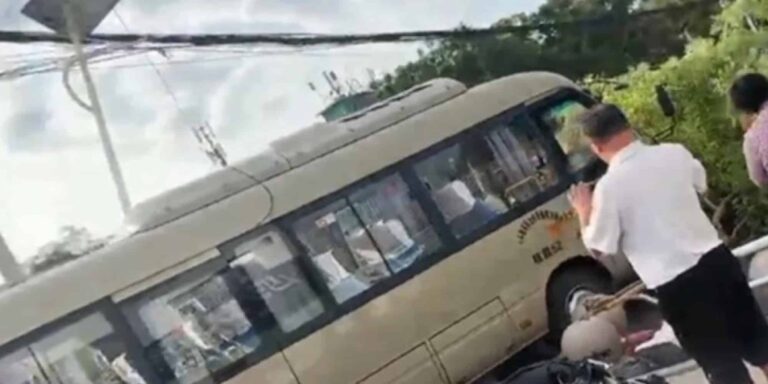 Τραγωδία στην Κίνα: Σχολικό έπεσε σε γονείς και παιδιά έξω από σχολείο – Τουλάχιστον 11 νεκροί