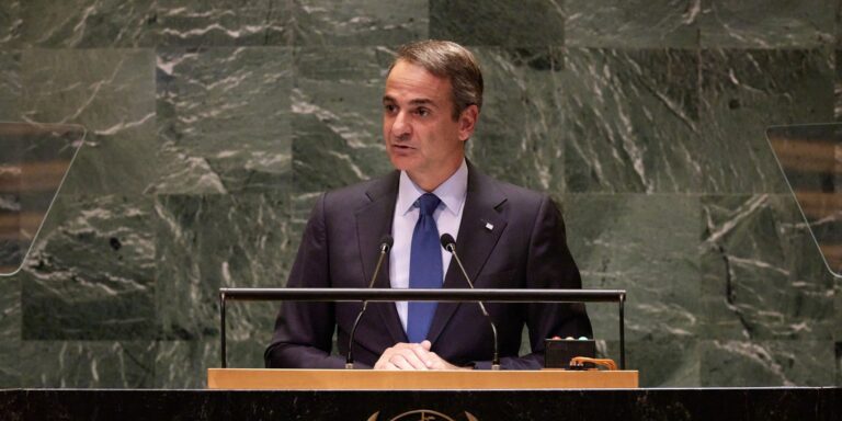 Ο Μητσοτάκης εξετάζει σκληρότερα μέτρα στη χρήση social media από τους ανήλικους
