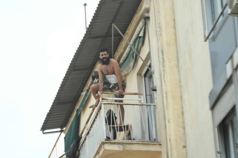 Άνδρας από τη Συρία απειλεί ότι θα ανατινάξει μπουκάλα υγραερίου στην Αχαρνών – Εκκενώθηκαν κτήρια