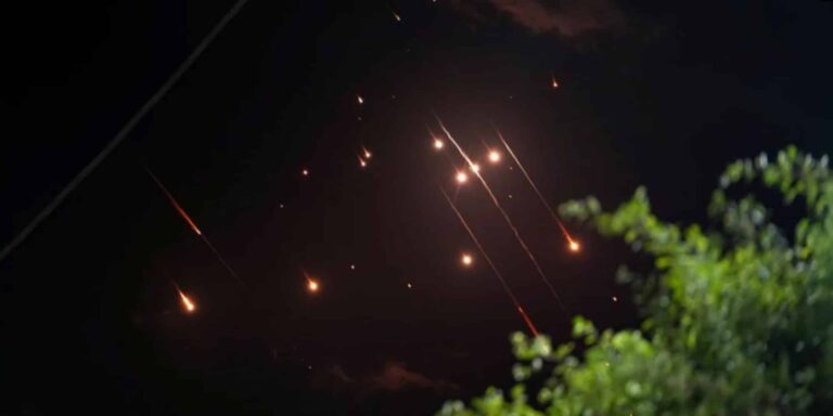 Ώρα μηδέν στη Μέση Ανατολή: Το Ιράν εκτόξευσε 200 πυραύλους εναντίον του Ισραήλ (βίντεο)