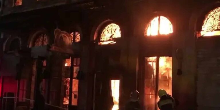 Φωτιά στον Πειραιά: Κάηκε ολοσχερώς εγκαταλελειμμένη αποθήκη – Ήχησε το 112 για τους καπνούς (βίντεο)
