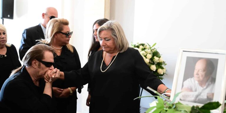 Μίμης Πλέσσας: Συγκίνηση στην κηδεία του σπουδαίου μουσικοσυνθέτη (εικόνες & βίντεο)