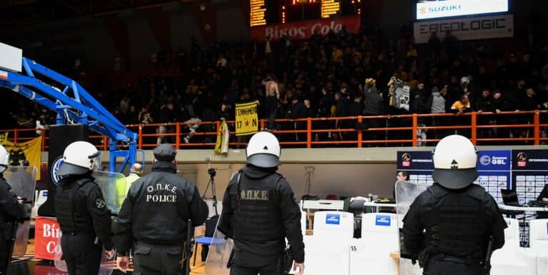 ΕΛ.ΑΣ. για τα επεισόδια στο Προμηθέας-ΑΕΚ: «400 οπαδοί δεν συμμορφώθηκαν στην εντολή εκκένωσης και επιτέθηκαν βίαια στους αστυνομικούς»