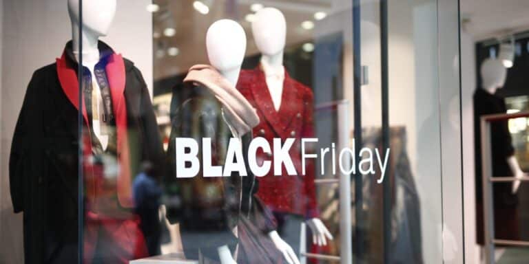 Black Friday: Σήμερα η μέρα των εκπτώσεων – Το ωράριο που θα λειτουργήσουν τα καταστήματα, τι πρέπει να προσέχουν οι καταναλωτές