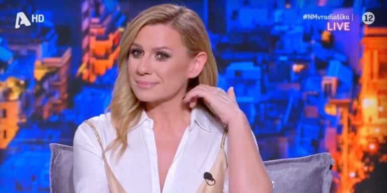Ο Μουτσινάς έκανε ερωτήσεις στην Καραβάτου για την προσωπική της ζωή μπροστά στην κόρη της – «Είσαι με τα καλά σου;» (βίντεο)