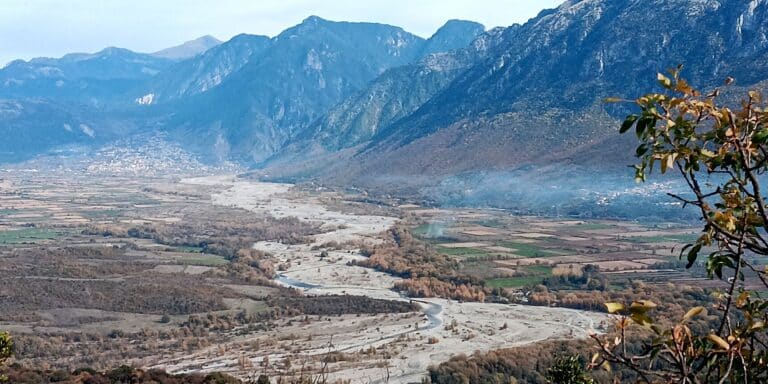 Κόνιτσα: Οδοιπορικό στην ακριτική μικρή κοιλάδα του Σαρανταπόρου – Οι άνθρωποι, η ιστορία και η φύση