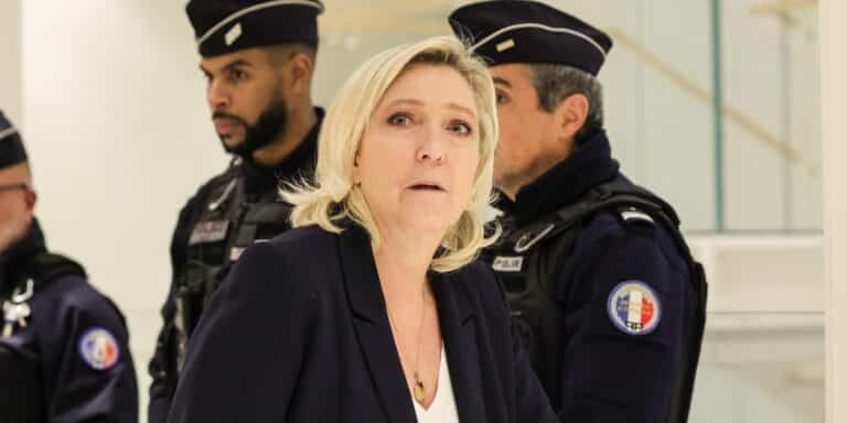 Καταρρέει η κυβέρνηση Μπαρνιέ στη Γαλλία – Πρόταση μομφής από Μελανσόν αγκαζέ με Λε Πεν