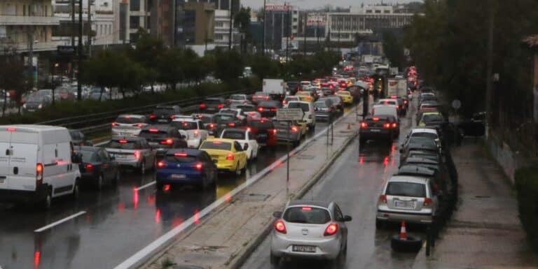 Κακοκαιρία: Βρέχει ασταμάτητα στην Αττική – Πλημμυρισμένα σημεία στην παραλιακή και χάος στους δρόμους