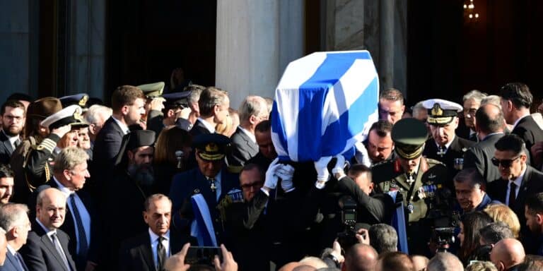 «Αθάνατος»: Το συγκινητικό «αντίο» του κόσμου στον Κώστα Σημίτη (εικόνες & βίντεο)