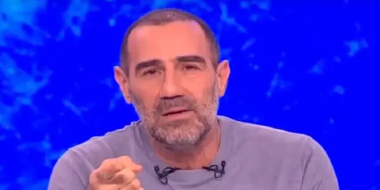 Ξέσπασε ο Κανάκης για τα Τέμπη: «Κάθομαι εδώ και ουρλιάζω, δεν έχει σημασία να είμαστε στον αέρα» (βίντεο)
