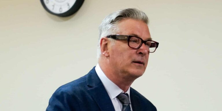Κυκλοφόρησε το τρέιλερ της ταινίας «Rust» με τον Άλεκ Μπάλντουιν – Στα γυρίσματα σκοτώθηκε η Χαλίνα Χάτσινς (βίντεο)