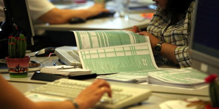 Αυτή είναι η ημερομηνία «κλειδί» για τις νέες φορολογικές ελαφρύνσεις – Ποιοι κερδίζουν