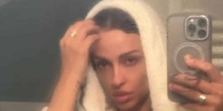 Η Ελένη Φουρέιρα ποζάρει φορώντας μόνο το μπουρνούζι στο μπάνιο της (εικόνες)