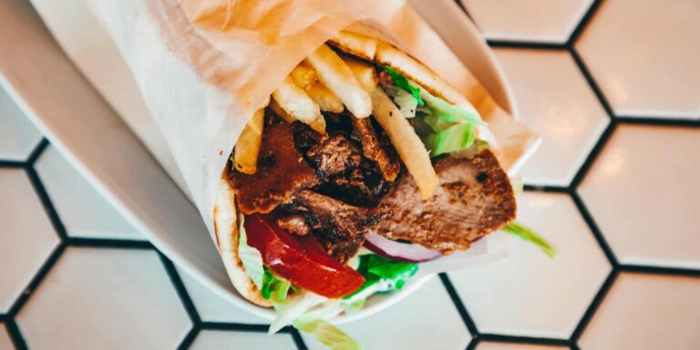 Taste Atlas: Το σουβλάκι «κατρακύλησε» στην 55η θέση των street food – Η φετινή «χρυσή» λίστα