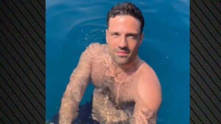 Ο Κωνσταντίνος Αργυρός απολαμβάνει τη θάλασσα και τραγουδά τη νέα του επιτυχία (βίντεο)