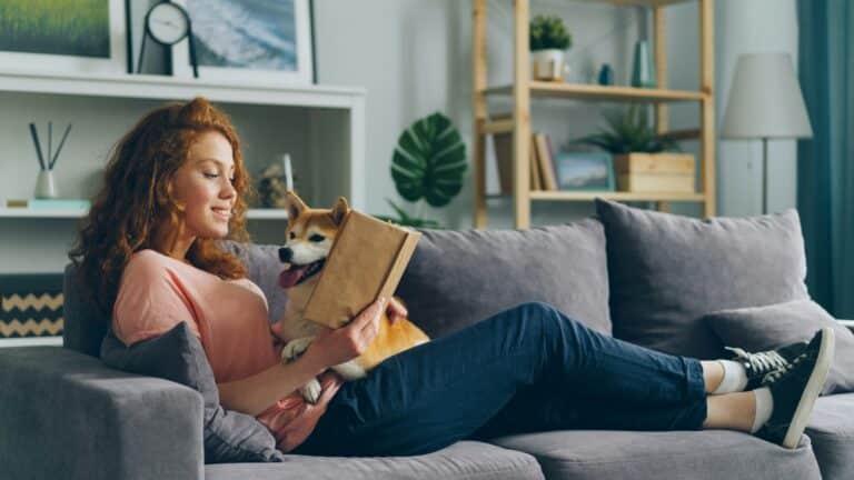 Οι γυναίκες κοιμούνται καλύτερα με τον σκύλο τους, παρά με τον σύντροφό τους – Ποιος είναι ο λόγος