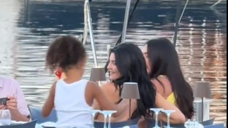 Η Κάιλι Τζένερ απολαμβάνει τις διακοπές της στην Κεφαλονιά