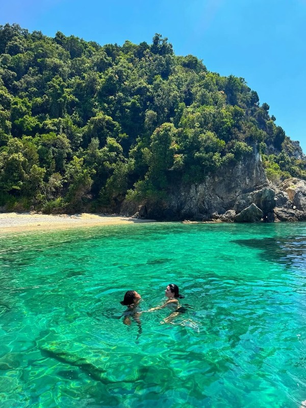 Η Κάιλι Τζένερ συνεχίζει τις διακοπές της στην Ελλάδα - Η πρώτη ανάρτηση από το Ιόνιο (εικόνες)