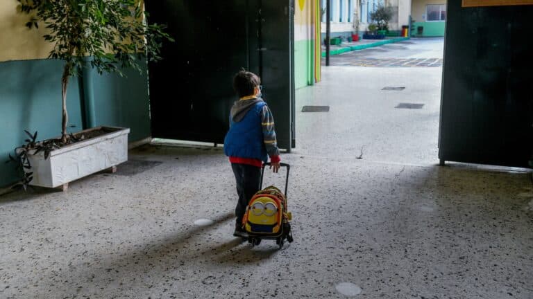 Μέσα στην τάξη του φόβου: Μια μητέρα αφηγείται την κακοποίηση που υπέστη το παιδί της από τον δάσκαλo