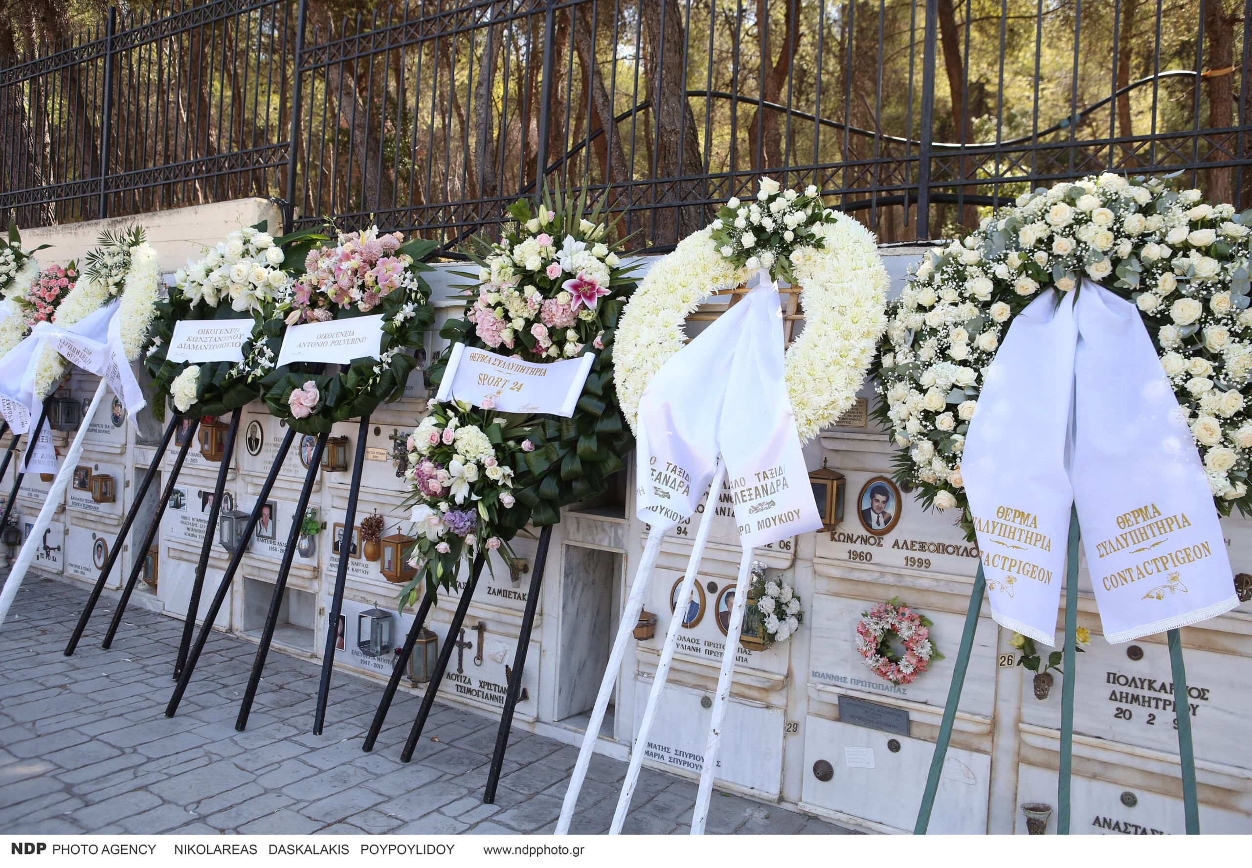 Αλεξάνδρα Νικολαΐδου: Θλίψη στην κηδεία της 41χρονης - Την αποχαιρέτησαν συγγενείς και φίλοι (εικόνες)