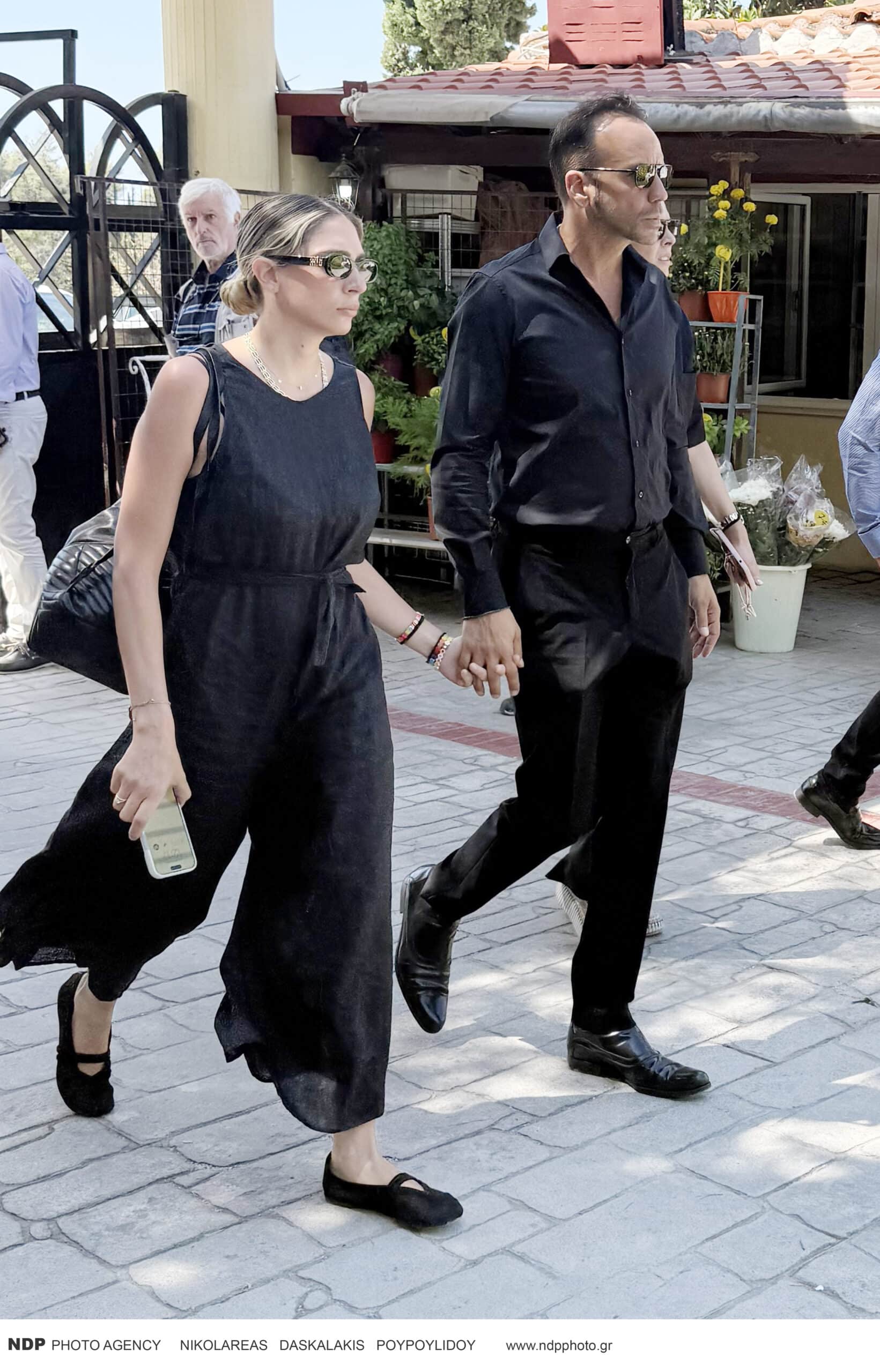 Αλεξάνδρα Νικολαΐδου: Θλίψη στην κηδεία της 41χρονης - Την αποχαιρέτησαν συγγενείς και φίλοι (εικόνες)
