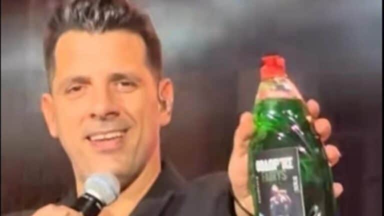 Θοδωρής Φέρρης: Θαυμαστής του έκανε δώρο ένα μπουκάλι Fairy – Το βίντεο που έγινε viral 