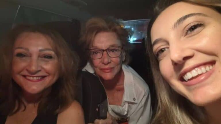 H Μάρω Κοντού σταμάτησε αυτοκίνητο στον δρόμο για να την πάει στον προορισμό της! (εικόνα)