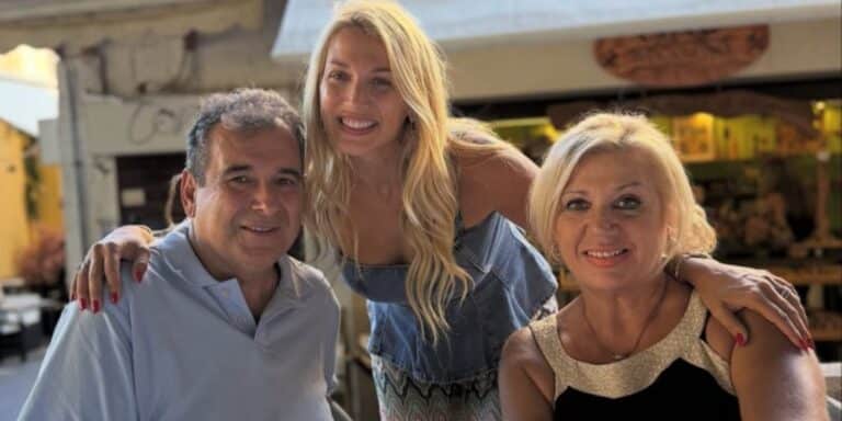 Κωνσταντίνα Σπυροπούλου: Προσκύνημα στον Ταξιάρχη Πανορμίτη με τους γονείς της και την κουμπάρα της (εικόνες)