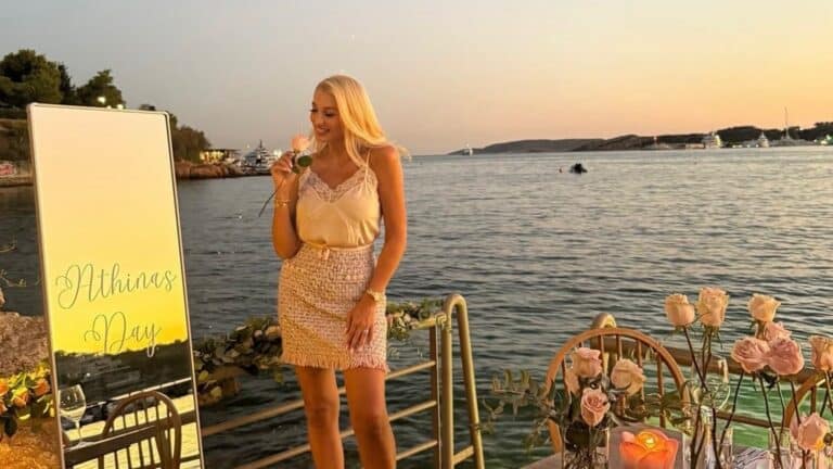 Λαμπερή η Κωνσταντίνα Σπυροπούλου σε γενέθλια στη Βουλιαγμένη (εικόνες)