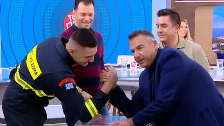 Ο Λιάγκας έπαιξε μπρα ντε φερ στην εκπομπή του και στραμπούλιξε το δάχτυλό του (βίντεο)