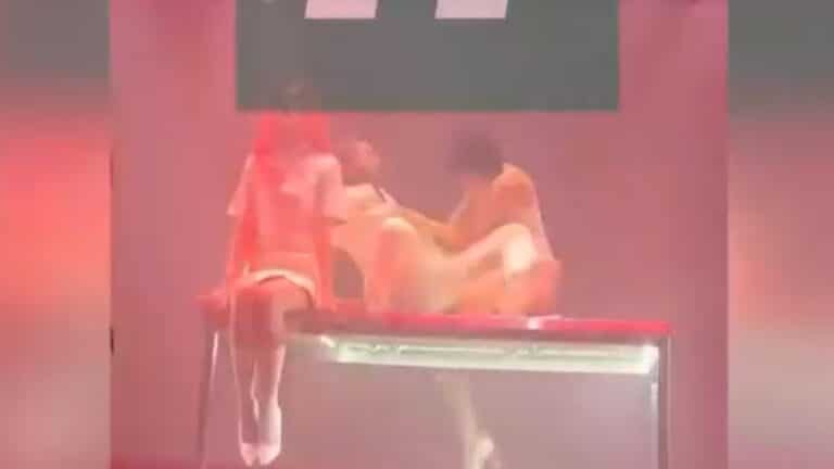 Ο Σάκης Ρουβάς έπεσε από τη σκηνή – «Πάγωσαν» οι θεατές στα μπουζούκια (βίντεο)