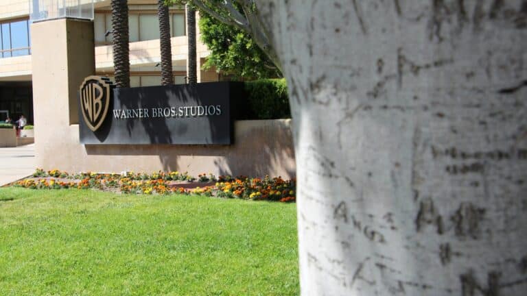 Η Warner Bros απέρριψε την προσφορά εξαγοράς της Paramount – Προχωρά η συμφωνία με Netflix