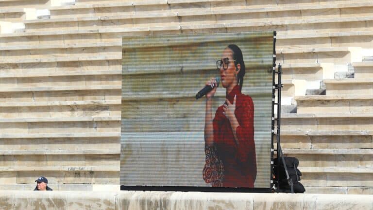 H Κλαυδία τραγούδησε την «Αστερομάτα» στην τελετή παράδοσης της Φλόγας στο Καλλιμάρμαρο (βίντεο)