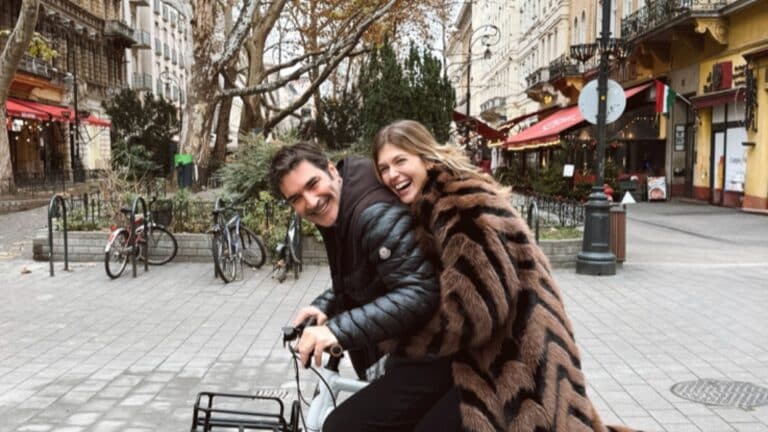 Ο Χριστόφορος Παπακαλιάτης και η Κλέλια Ανδριολάτου πήγαν στη Βουδαπέστη για τα γυρίσματα του «Maestro»