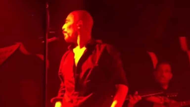 Βαλάντης: Εκτός εαυτού πάνω στην πίστα φτύνει τους μουσικούς του (βίντεο)