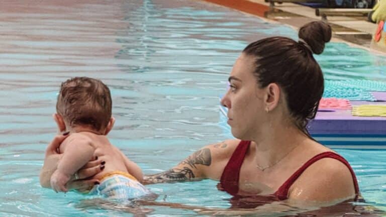 H Ευρυδίκη Βαλαβάνη ξεκίνησε μαθήματα κολύμβησης με τον τεσσάρων μηνών γιο της (εικόνες)