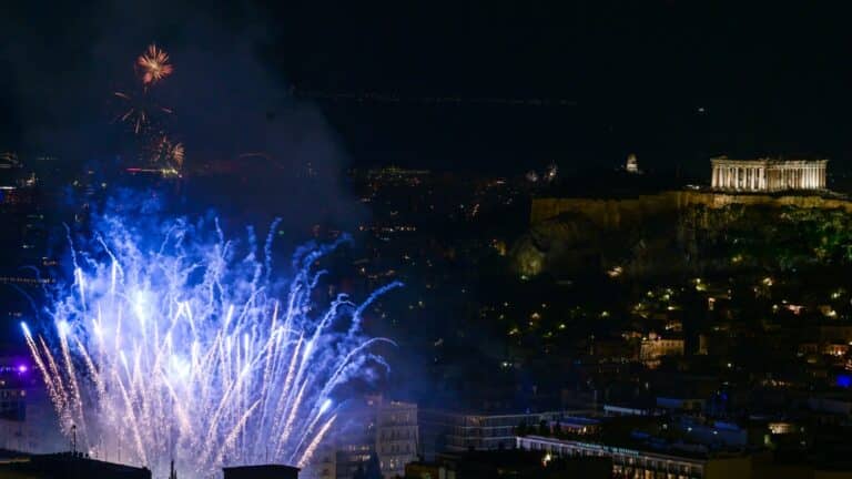 Η Ελλάδα καλωσόρισε το 2026 με πυροτεχνήματα – Τα λαμπερά σόου σε Αθήνα και Θεσσαλονίκη (εικόνες & βίντεο)