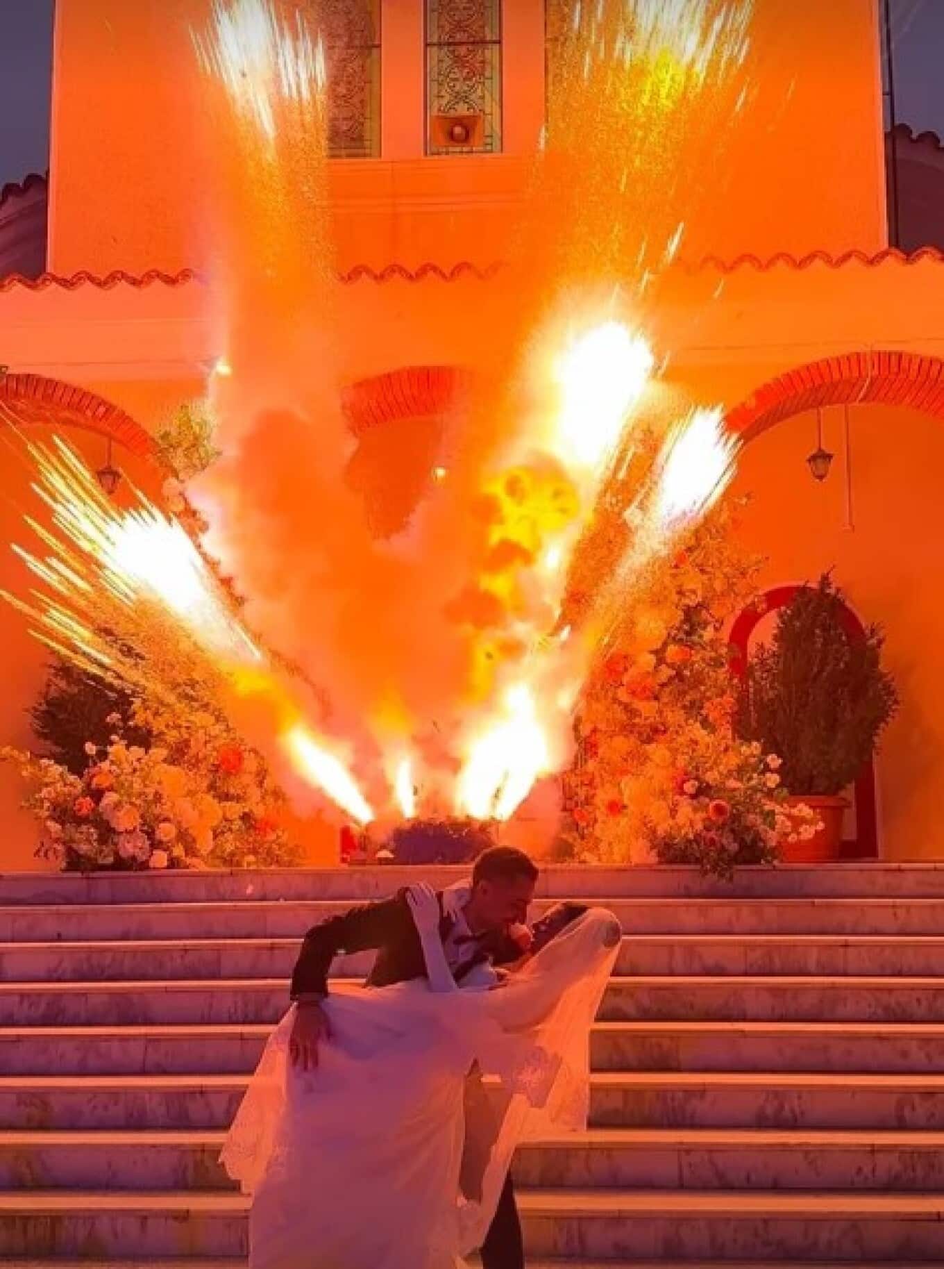 Παντρεύτηκαν ο Σάκης Κατσούλης και η Μαριαλένα Ρουμελιώτη (βίντεο)