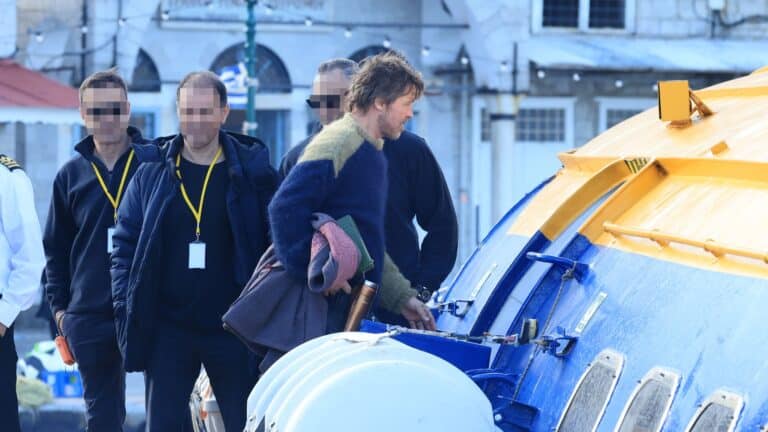 Ύδρα: Ο Μπραντ Πιτ μπήκε σε vintage ιπτάμενο δελφίνι για γυρίσματα (βίντεο)