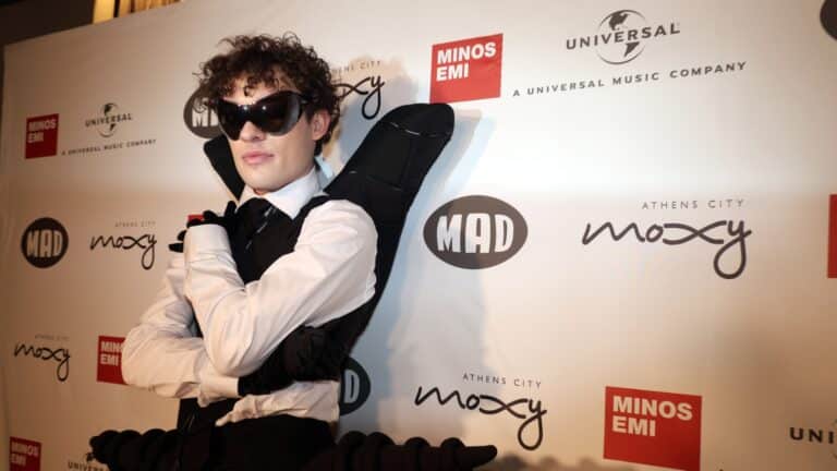 Έξαλλο το Nemo με τη συμμετοχή του Ισραήλ στη Eurovision – Διέλυσε το τρόπαιο και το επέστρεψε στην EBU μέσα σε χαρτί υγείας