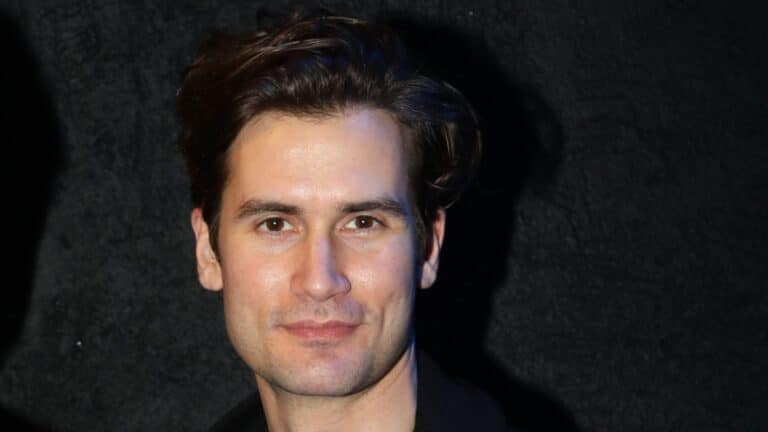 Αναστάσης Ροϊλός: «Λατρεύω τα παιδιά των φίλων μου, αλλά εγώ δεν σκέφτομαι ακόμη να γίνω μπαμπάς»