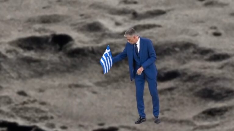 Ο Ευαγγελάτος κάρφωσε την ελληνική σημαία… στη Σελήνη (βίντεο)